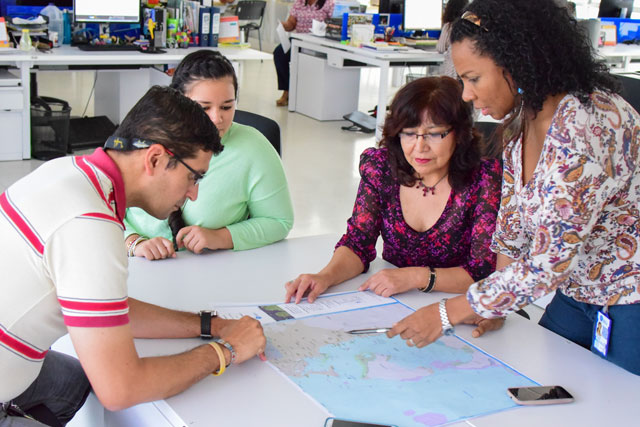Investigadores del Invemar realizan entrenamiento a investigadora peruana Investigadores del Invemar realizan entrenamiento a investigadora peruana