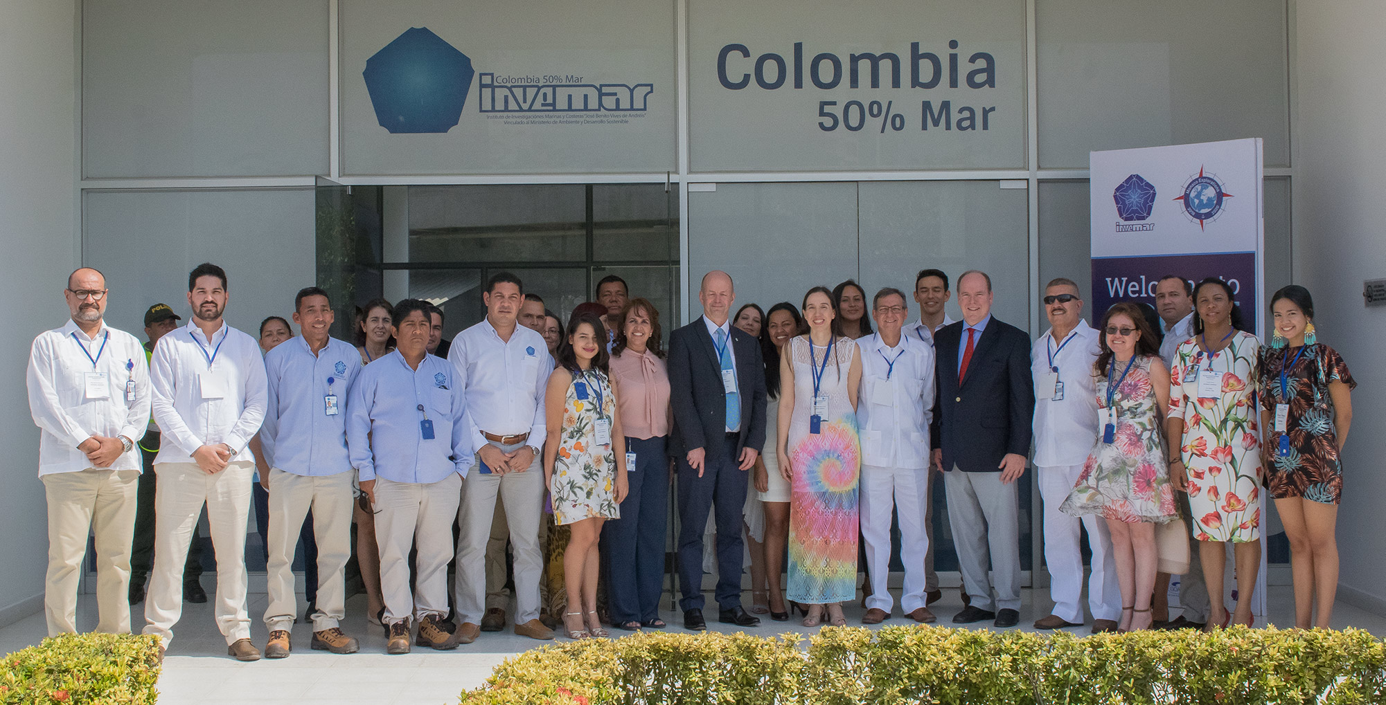 En la fotografía personas participantes al taller de acidificación de los océanos junto al príncipe Alberto II, realizado en la sede principal del INVEMAR.