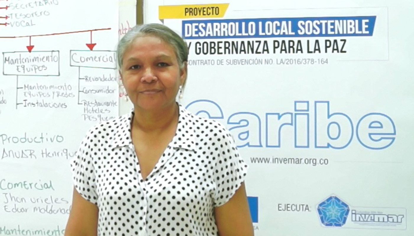 En la fotografía la Sra. María Robles Sevilla, asistente al taller organizado por el INVEMAR