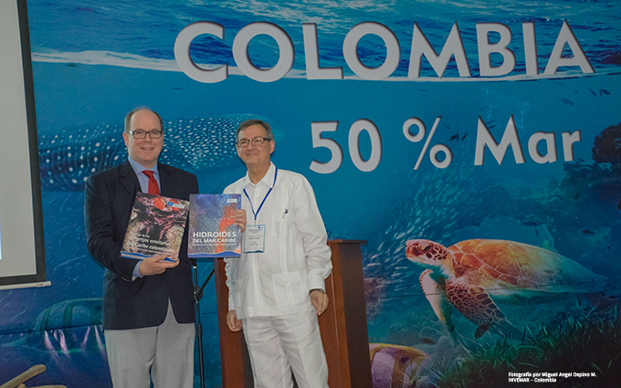 En la fotografía el Príncipe Alberto II de Mónaco y el Director del INVEMAR Francisco Arias Isaza