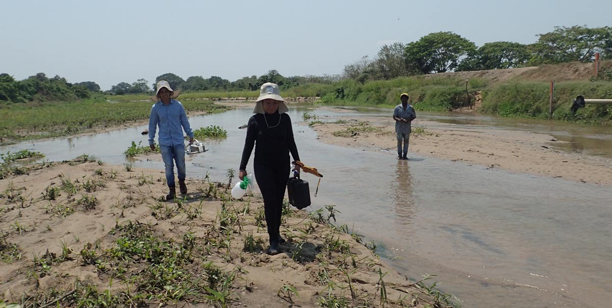 Francy Vega, estudiante de geología, durante su experiencia en campo conociendo los protocolos de muestreo durante el proyecto CORPAMAG 317.