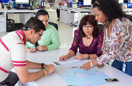 El Invemar realiza entrenamiento a investigadora peruana en formulación de indicadores marinos